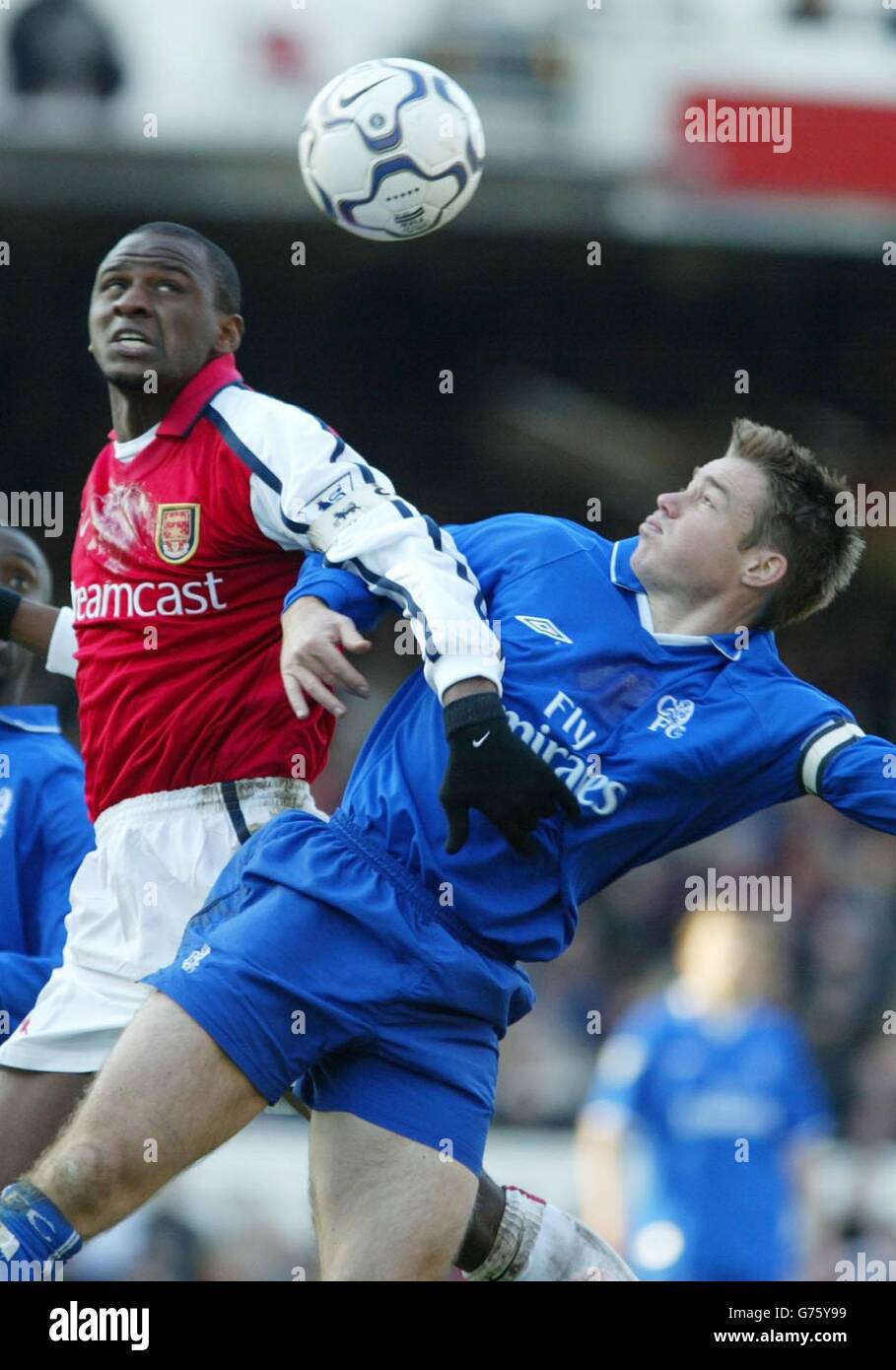 Patrick Vieira (L) de Arsenal y Graeme le Saux de Chelsea se levantan para  un encabezado, durante su FA Barclaycard Premiership partido en Highbury.  Marcador final: Arsenal 2 Chelsea 1 Fotografía de