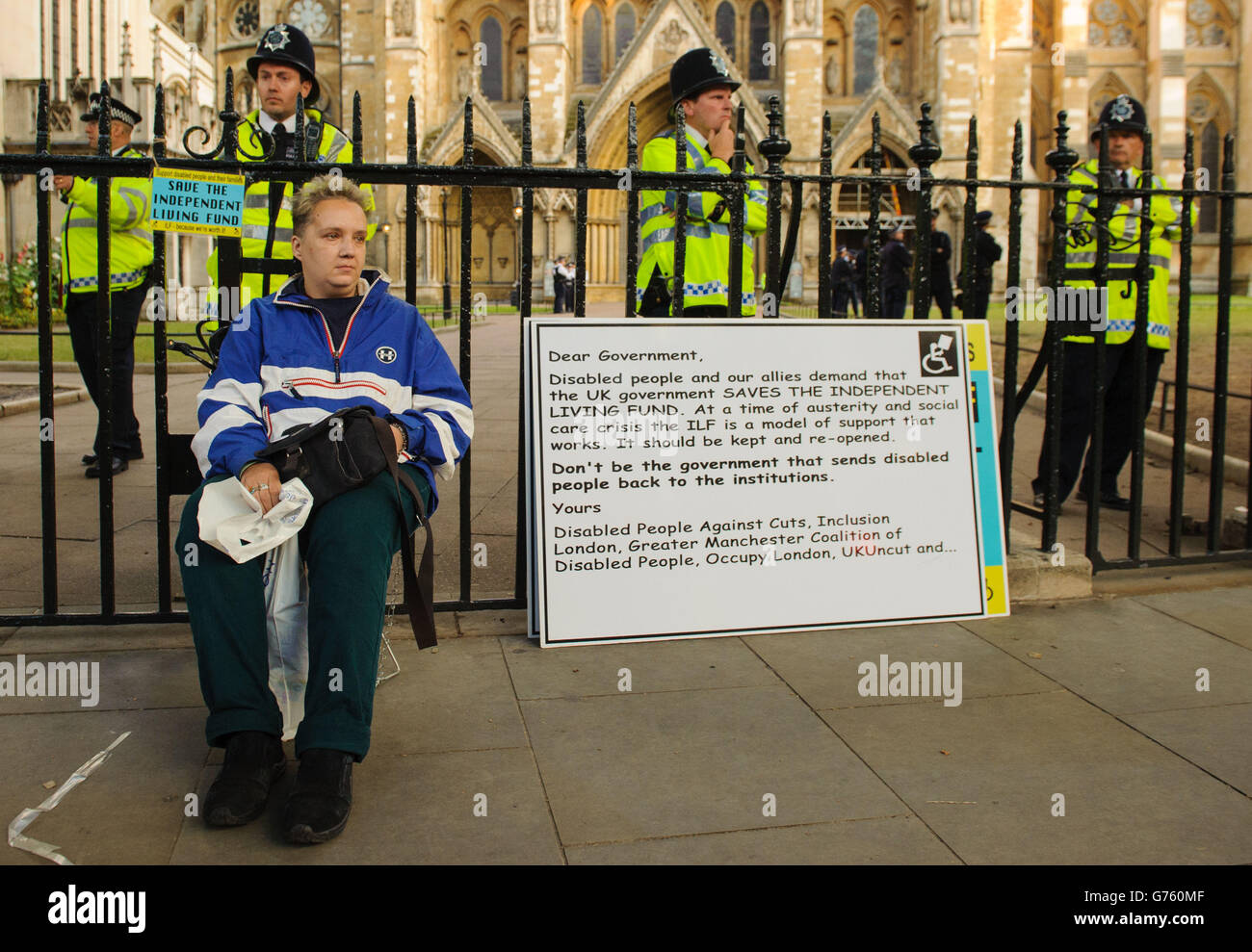 Manifestantes en los terrenos de la Abadía de Westminster en el centro de Londres, durante una manifestación que pide la preservación del fondo independiente para discapacitados. Foto de stock