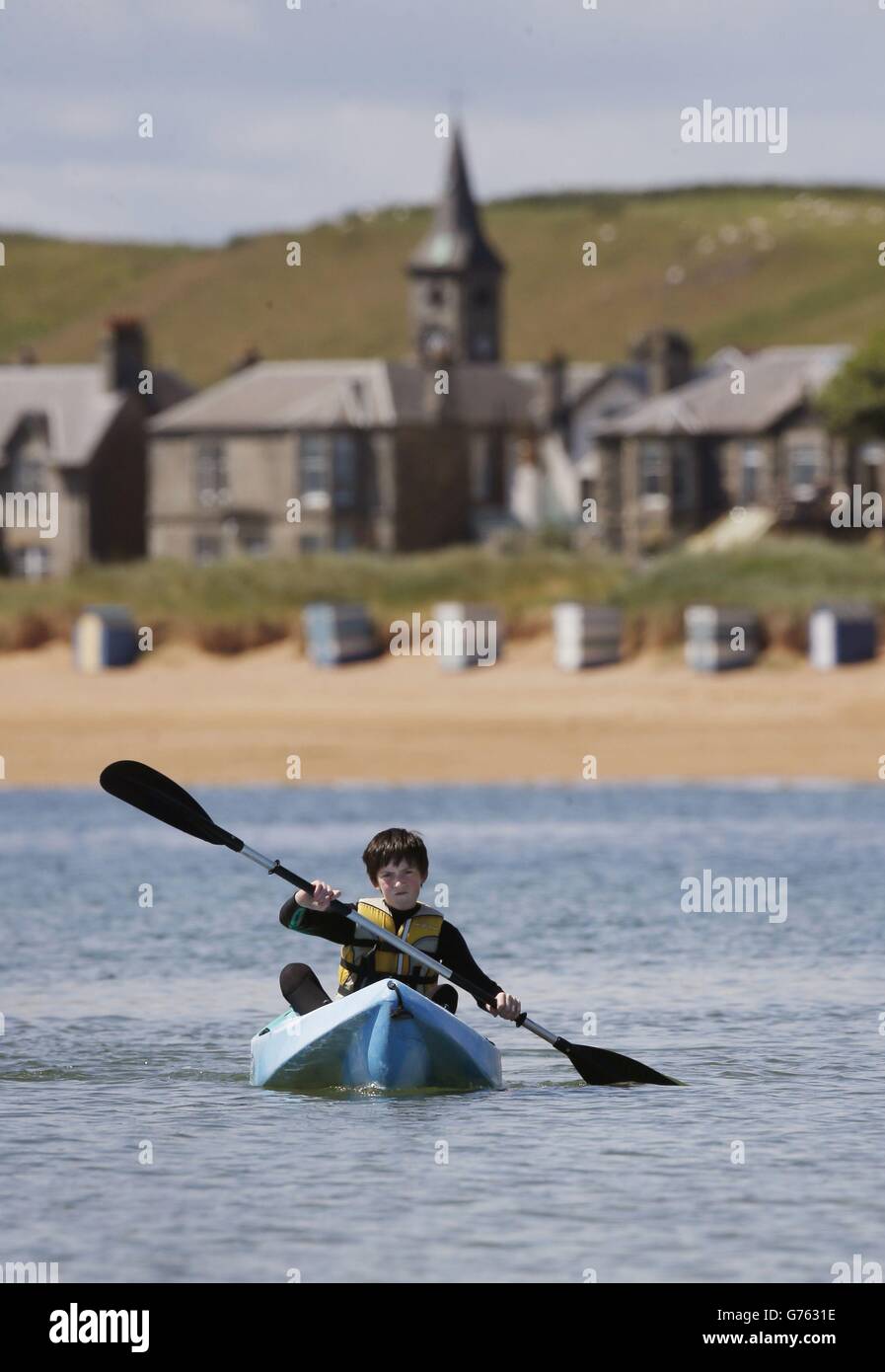 Ben Litherland hace kayak en Elie Beach en Escocia cuando el clima cálido llega a partes del Reino Unido. Foto de stock