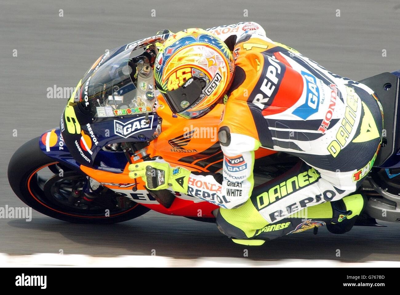 El piloto italiano y Honda Valentino Rossi (46) califica en pole position para el Gran Premio de Motociclismo británico de mañana en Donington, Leicestershire. * 15/04/04: El tres veces campeón del mundo Valentino Rossi quiere comenzar su "nueva aventura" con Gauloises Yamaha con un podio final cuando la temporada de MotoGP se pone en marcha en Sudáfrica este fin de semana. Rossi ganó sus tres títulos rectos con Honda, pero se fue durante el invierno en busca de un nuevo desafío. Se desplomó para un movimiento a Yamaha que sin duda parece un desafío, el equipo estaba muy por detrás de los gustos de Honda y Ducati la temporada pasada con su parte superior Foto de stock