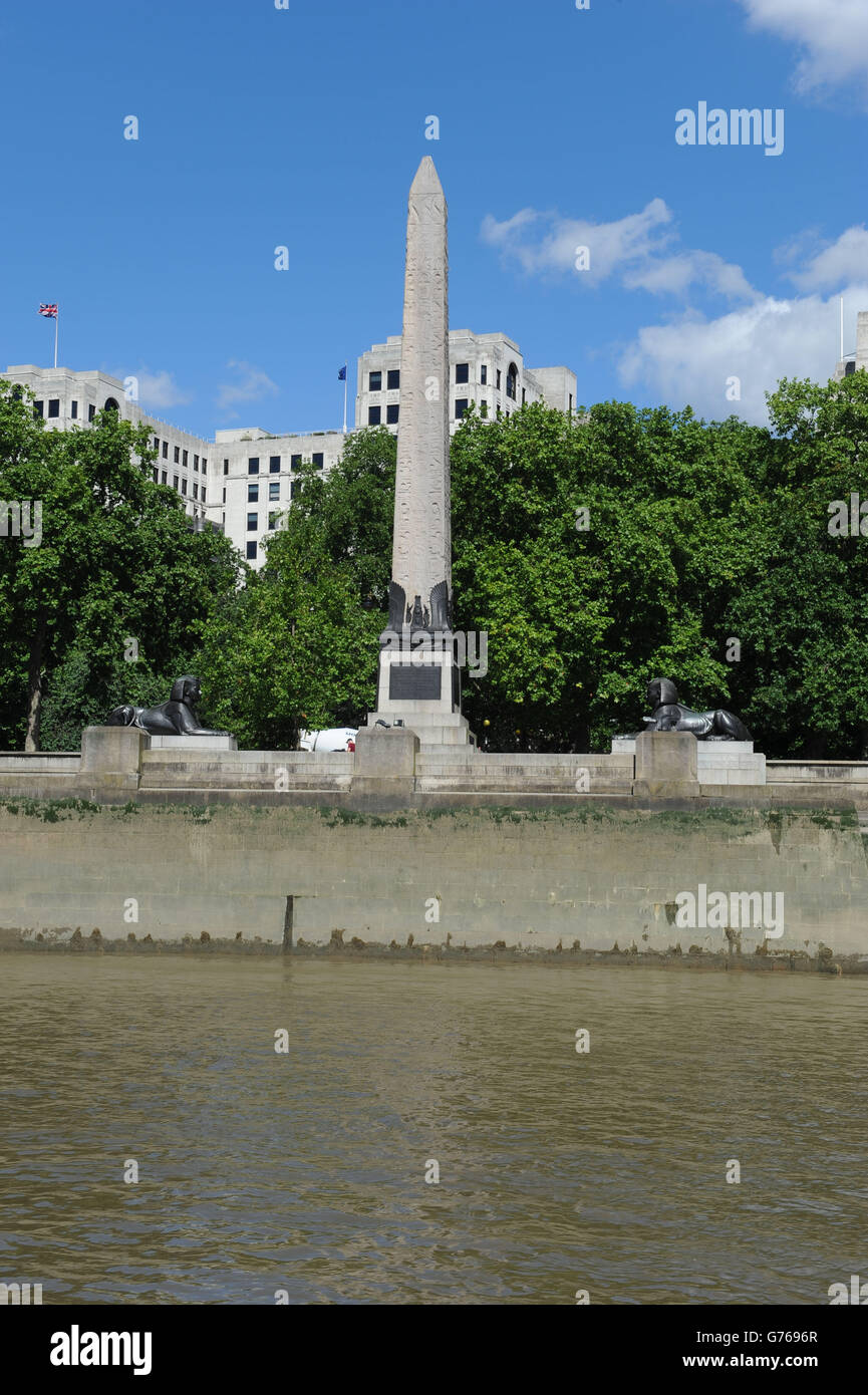 Acciones de Londres. Una vista del obelisco egipcio en el terraplén del Támesis en el centro de Londres entre Blackfriars y Embankment. Foto de stock