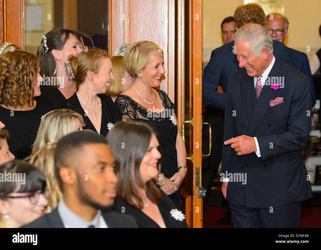 El Príncipe de Gales se reúne con miembros del Coro de Mujeres Militares en la Cena de Gala de los Premios de Negocios Responsables de la Empresa en la Comunidad (BITC) 2014 en el Royal Albert Hall, Londres. Foto de stock