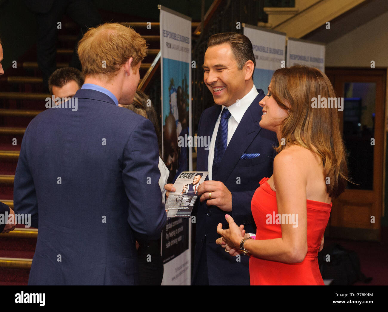 El Príncipe Harry (izquierda) se reúne con David Walliams (2nd derecha) y Natalie Pinkham (derecha) en la cena de gala de los Premios Responsible Business en la Comunidad (BITC) 2014 en el Royal Albert Hall, Londres. Foto de stock