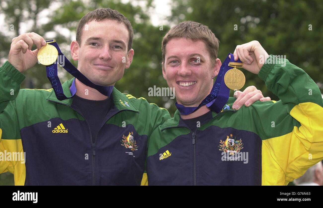 (l-r)El medallista de oro australiano Tim Lowndes y Sam Wieland en el concurso de tiro de 50m pares de posiciones de rifle 3 para hombres en el National Shooting Center Bisley de los Juegos de la Commonwealth. Foto de stock