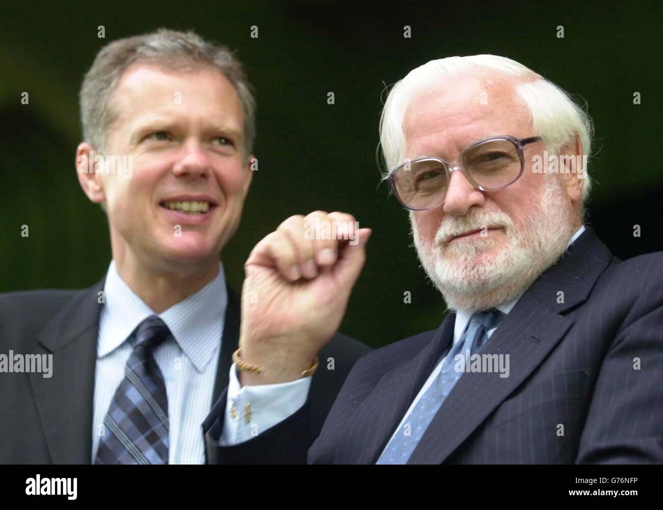 Ken Bates, presidente de Chelsea, con su nuevo ejecutivo Trevor Burch  durante un partido libre entre Wycombe Wanderers y Chelsea en High Wycombe.  * 2/7/03: Un empresario ruso multimillonario ha comprado una