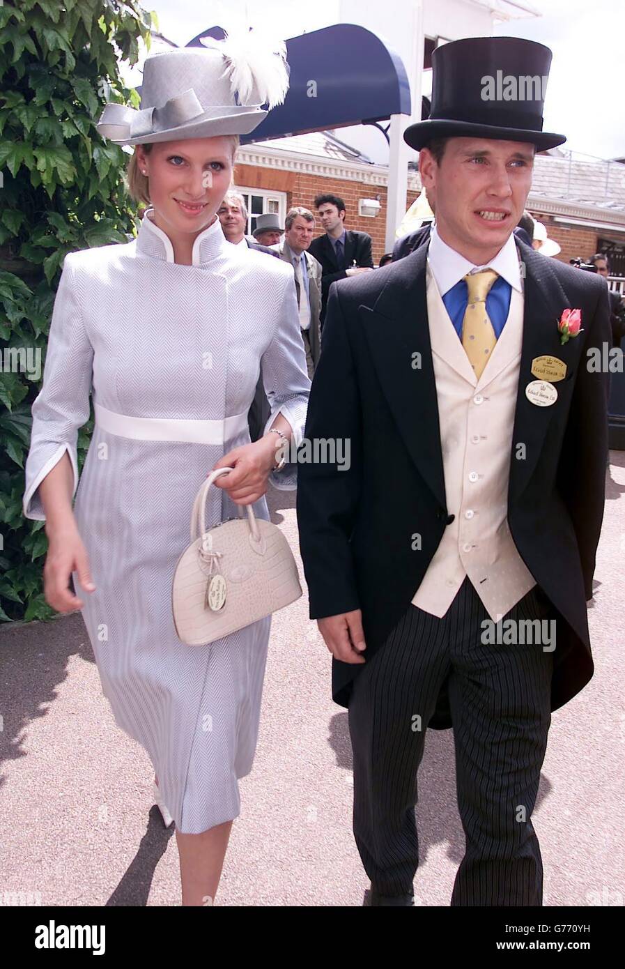 Zara Phillips, la hija de la Princesa Real camina con el novio de jockey  Richard Johnson en el hipódromo de Ascot para el tercer día de la reunión  Real Fotografía de stock -