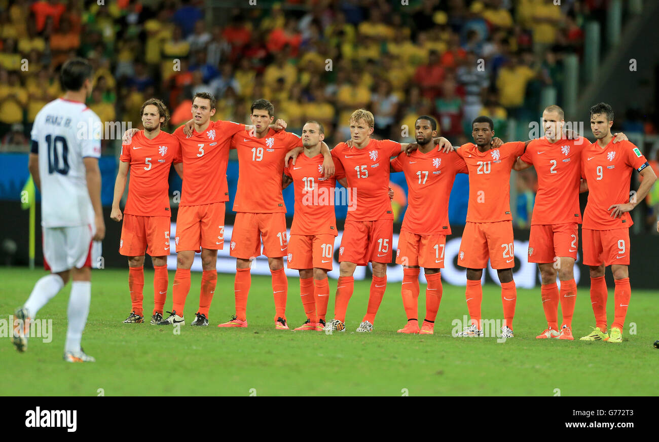 Fútbol - Copa Mundial de la FIFA 2014 - Final del trimestre - Países Bajos contra Costa Rica - Arena Fonte Nova. Los jugadores neerlandeses en una línea durante el tiroteo de la pena. Foto de stock