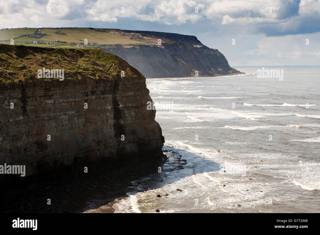 Reino Unido, Inglaterra, Yorkshire, Staithes, vista elevada de costa del Mar del Norte desde el cabecero hacia Boulby Cowbar Nab Foto de stock