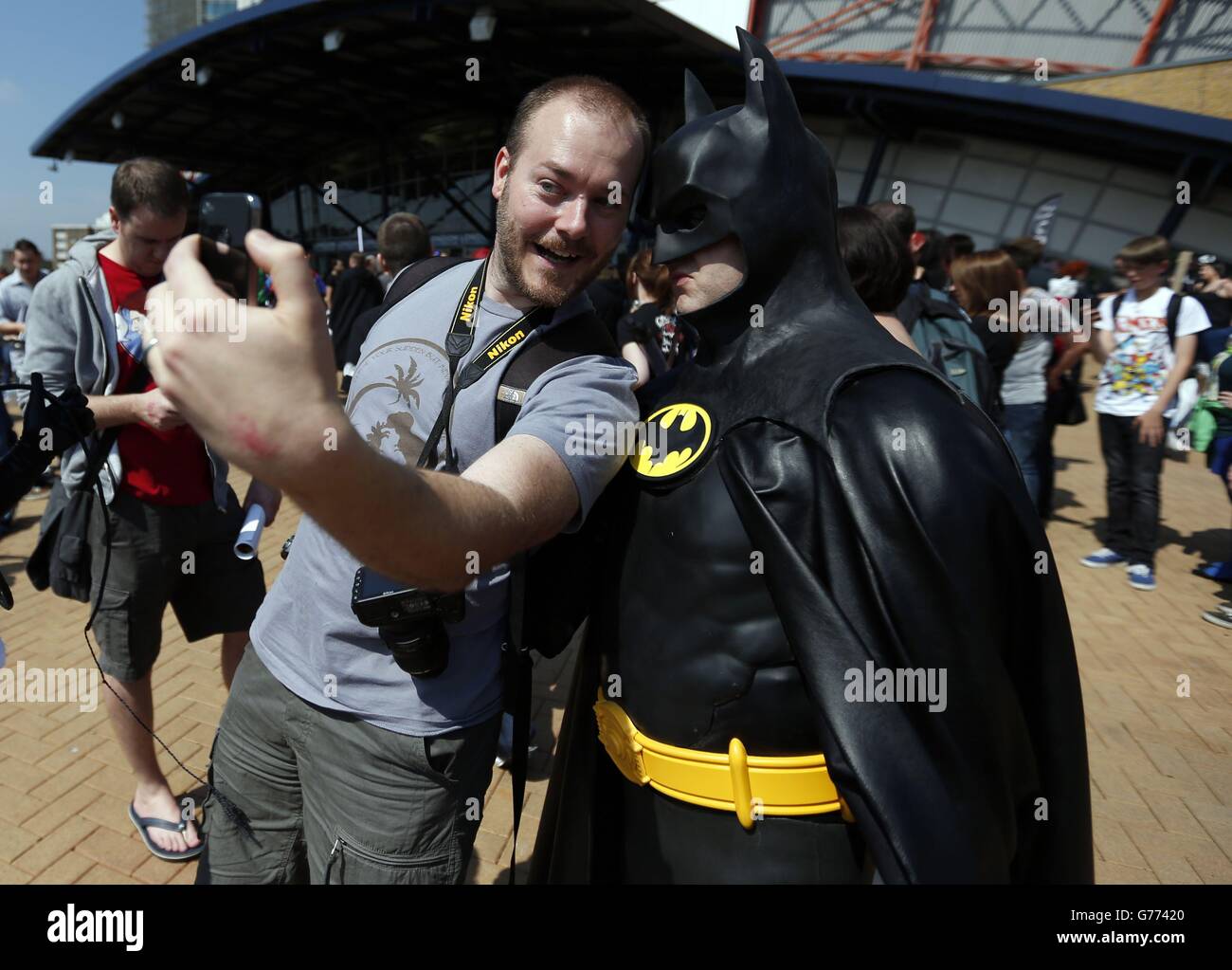 Un visitante a London Film y Comic Con 2014 posará para una foto 'de la  novia' con un compañero de visita vestido como Batman en Earls Court Two,  Londres, donde se celebra