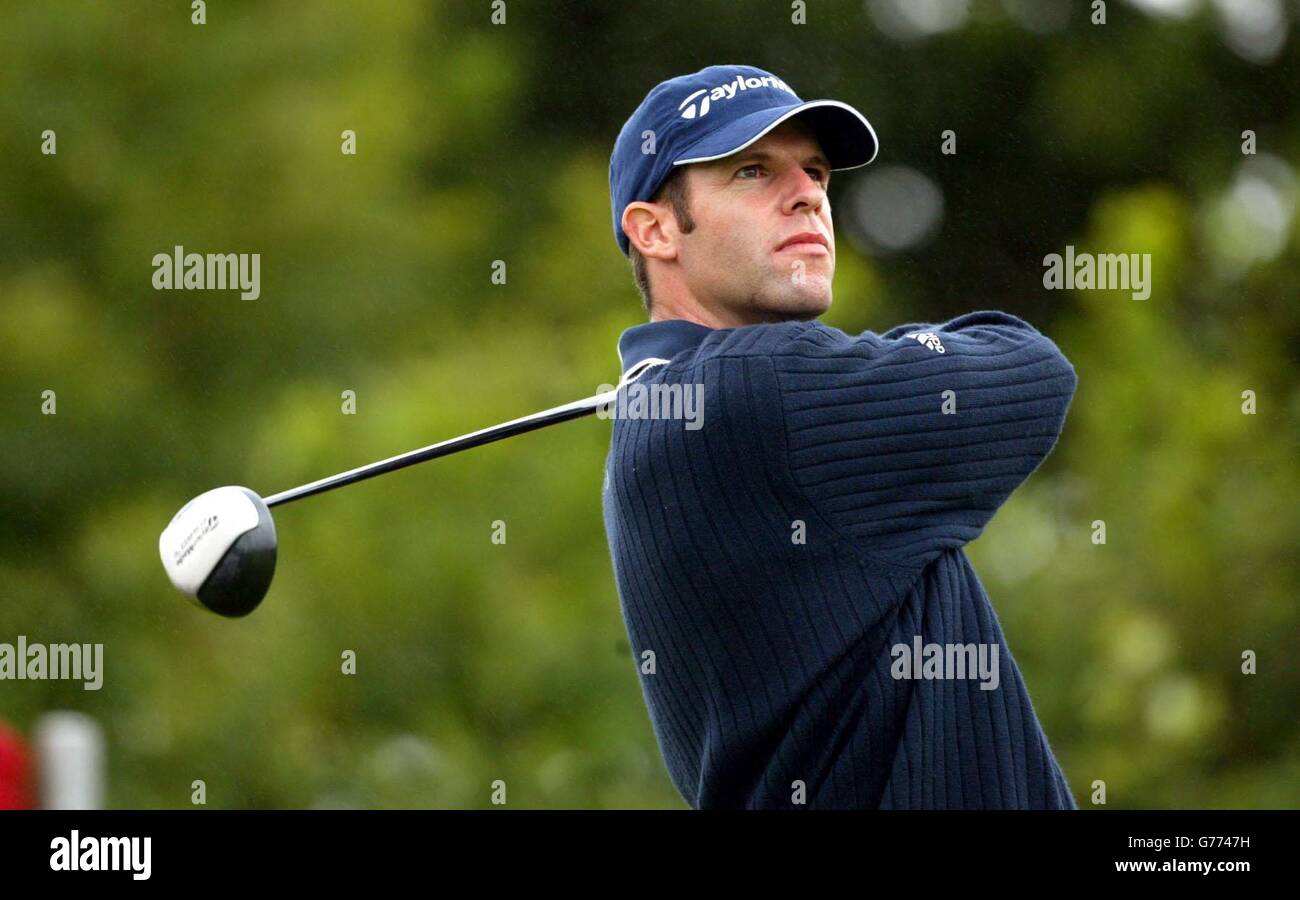 Campo de golf abierto de Gales. Welshman Bradley Dredge se pone en marcha en la primera al comienzo de su cuarta ronda en el campo de golf Wales Open, Celtic Manor, Newport. Foto de stock