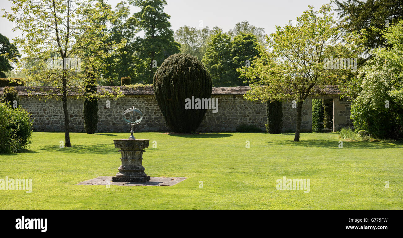 Jardín formal con sundial antiguo como centro Foto de stock