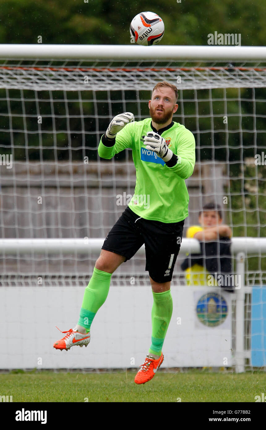 Fútbol - Pretemporada - Penrith v Blackpool - Frenchfield Park. El tralista de Blackpool, Keeper Ben Alnwick, en acción Foto de stock