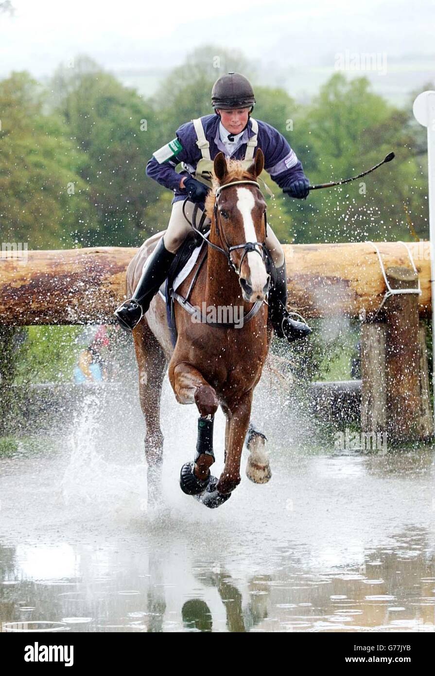 Zara Phillips en 'toytown' compite en la sección de campo a través en los ensayos Internacionales de Caballos de Chatsworth en Derbyshire Domingo 11 de mayo de 2003. Foto de PA: David Jones Foto de stock