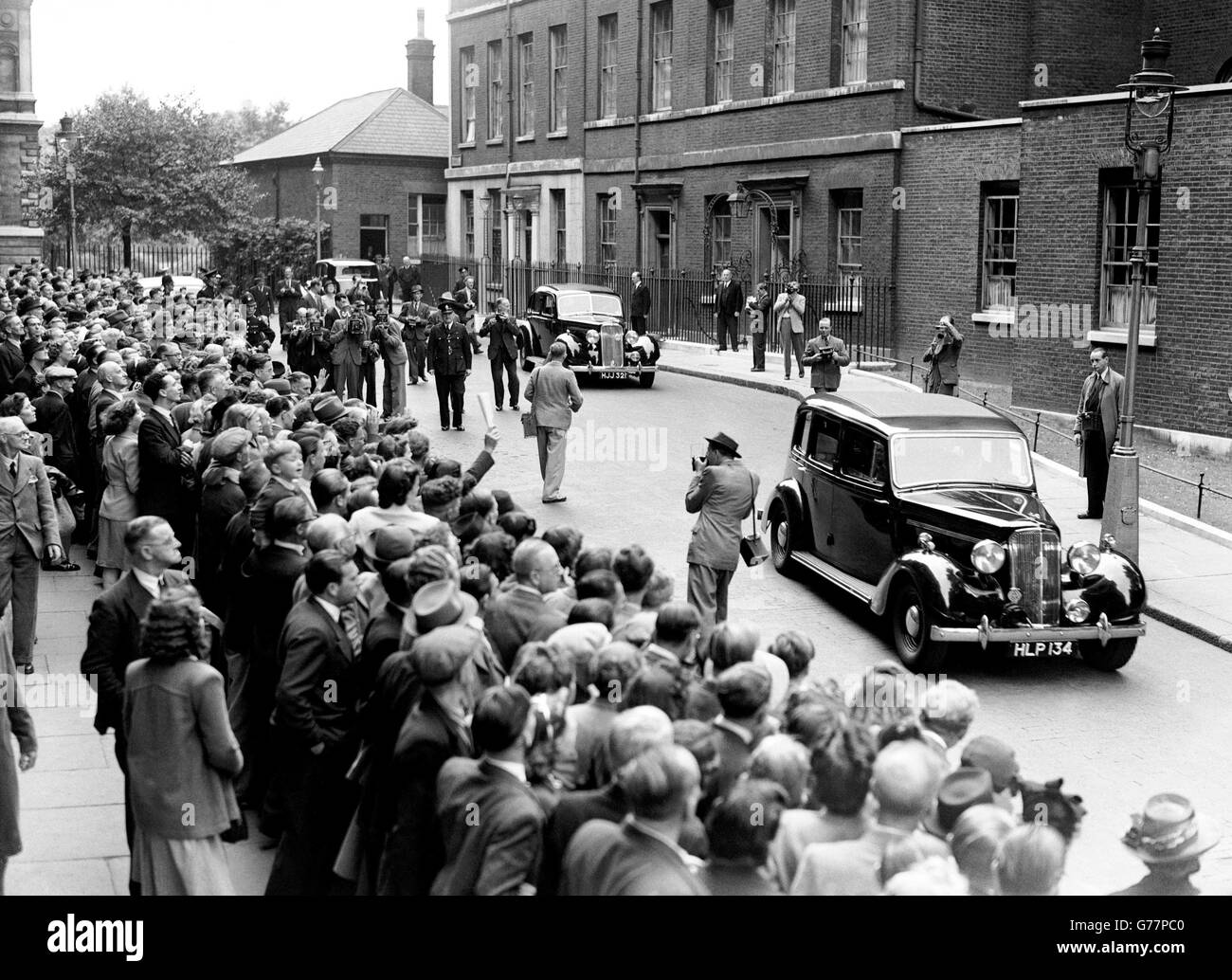 Grandes multitudes se reunieron en Downing Street para ver al Sr. Attlee conducir a la casa de los comunes para pronunciar su discurso de crisis y presentar el programa de austeridad de Gran Bretaña durante los próximos 12 meses. Foto de stock