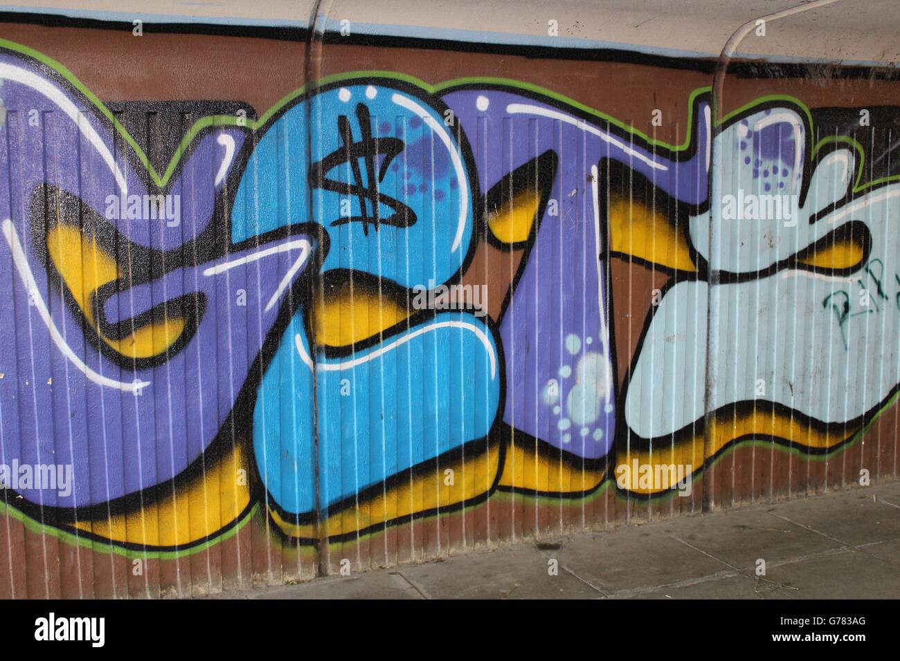 Graffiti en el muro de un paso subterráneo en Concord, Washington, REINO UNIDO Foto de stock