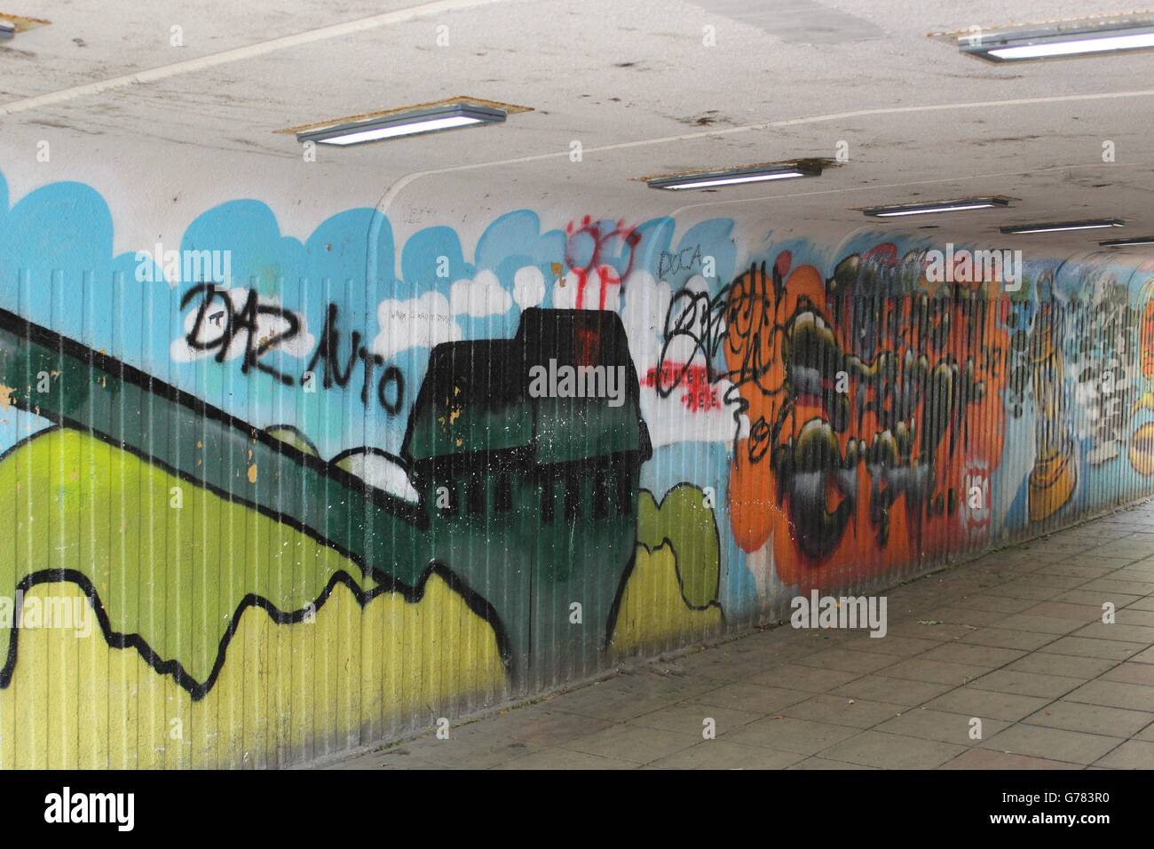 Graffiti en el muro de un paso subterráneo en Concord, Washington, REINO UNIDO Foto de stock