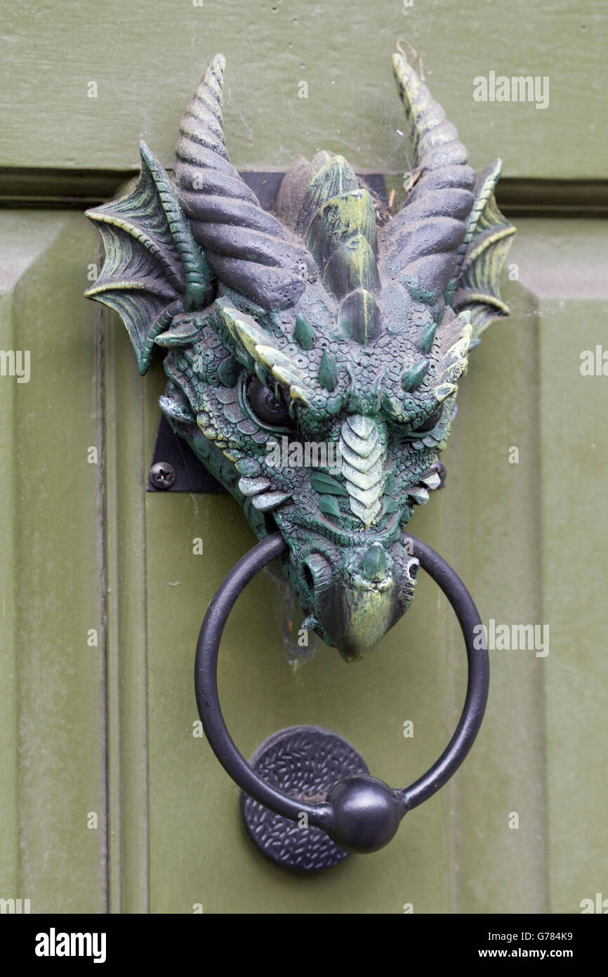 Cabeza de dragones decorativos fotografías e imágenes de alta resolución -  Alamy