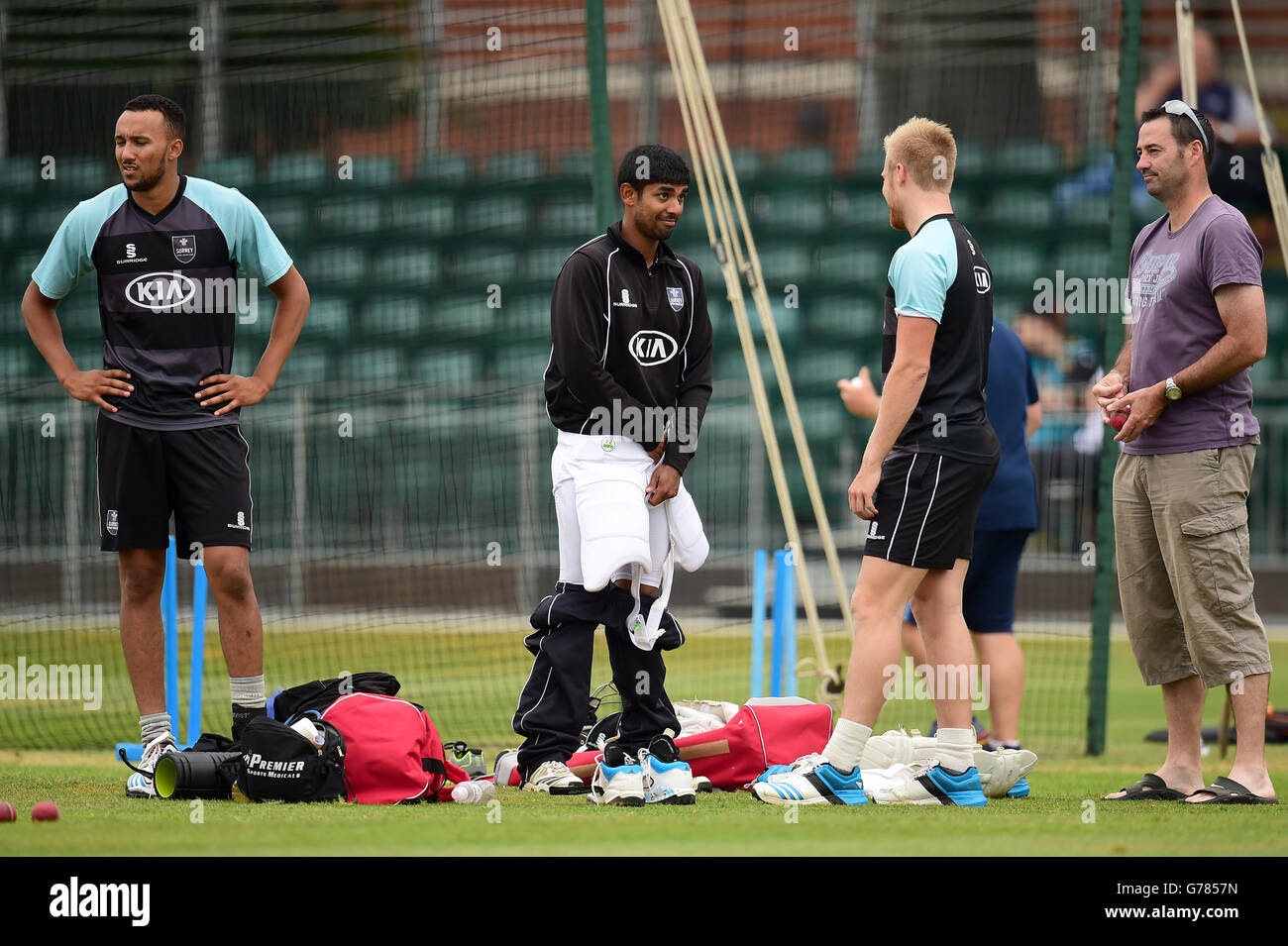 Surreys arun harinath center durante el calentamiento fotografías e