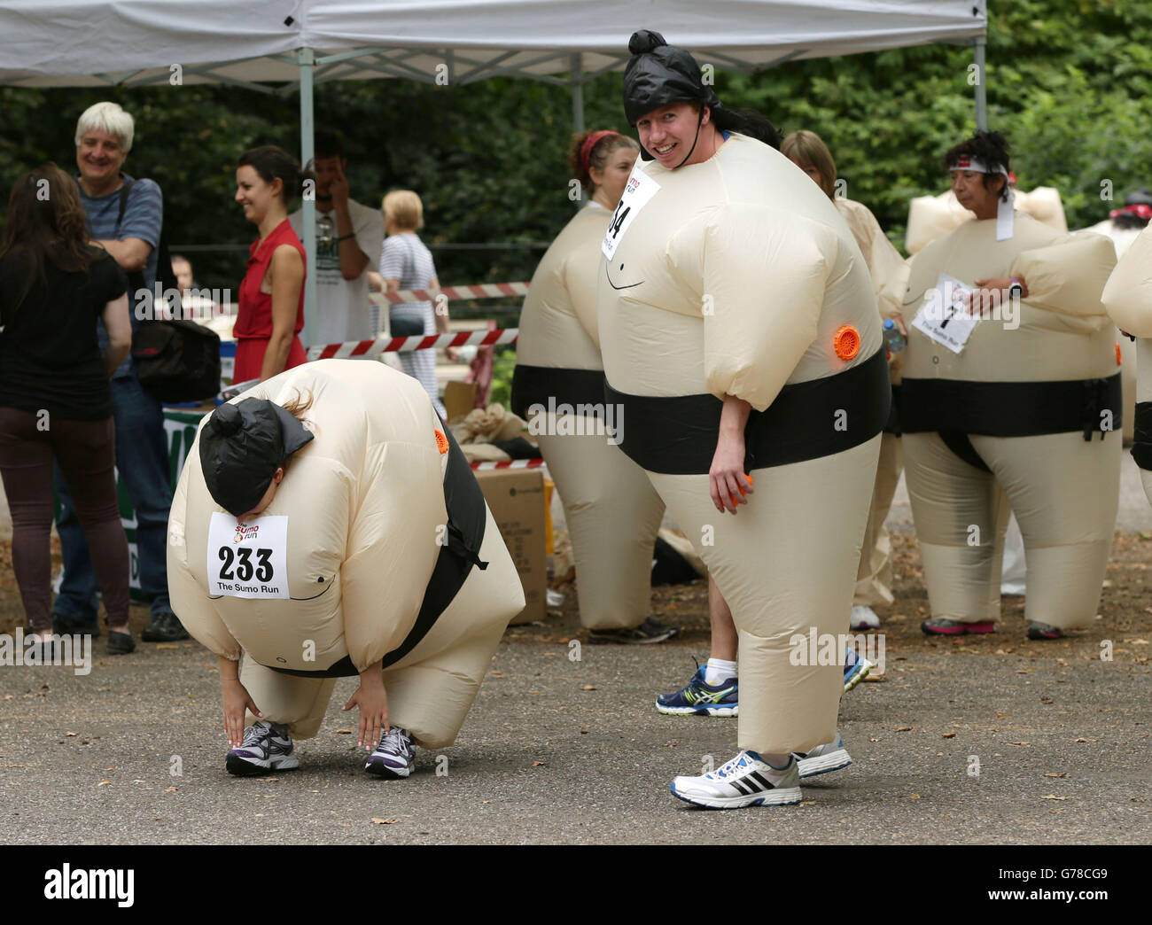 Corredores de carrera benéfica de 5 km con trajes inflables de sumo  fotografías e imágenes de alta resolución - Alamy