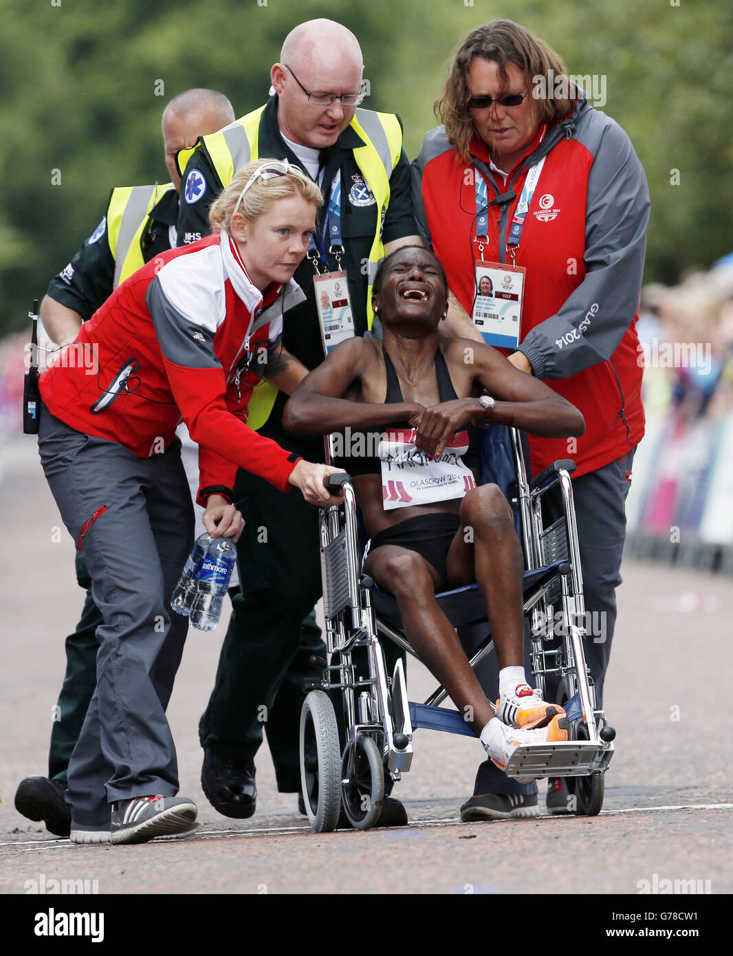 Beata Naigambo de Namibia se derrumba en la línea de meta durante los Juegos del Commonwealth de 2014 en Glasgow durante los Juegos del Commonwealth de 2014 en Glasgow. Foto de stock