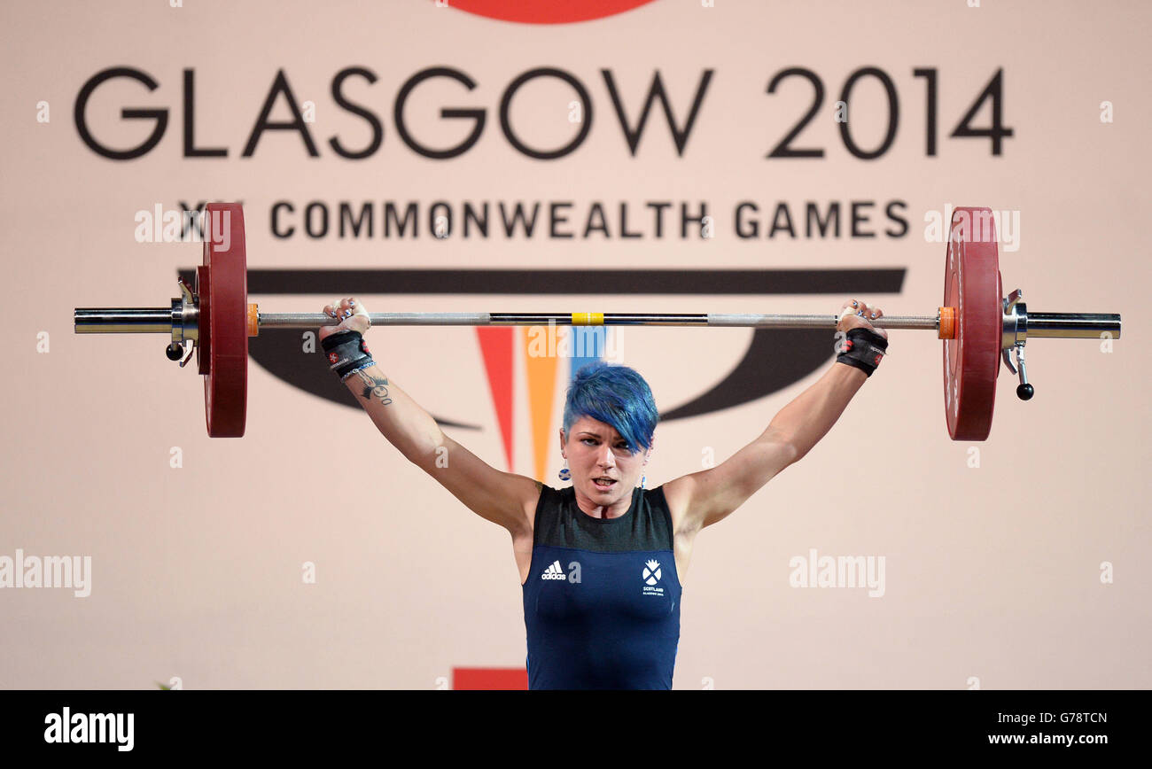 Georgina Black de Escocia durante la final de levantamiento de pesas femenina de 63kg en el Clyde Auditorum durante los Juegos de la Commonwealth de 2014 en Glasgow. Foto de stock