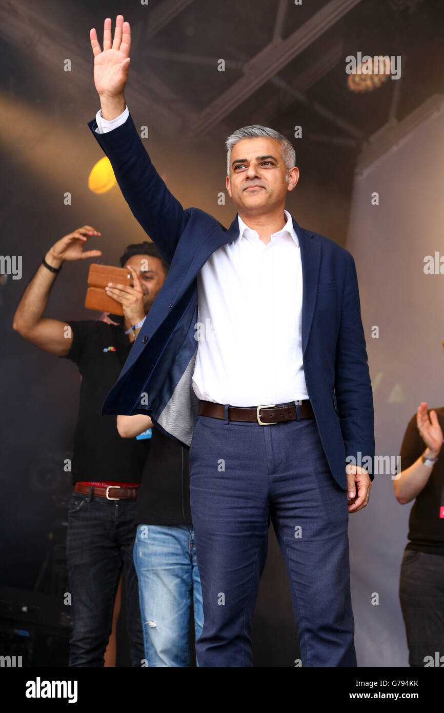Londres, Reino Unido. El 25 de junio de 2016. Sadiq Khan, Alcalde de Londres, hablando en el Pride Parade de Londres en Londres, donde el tema es #nofilter Crédito: Paul Brown/Alamy Live News Foto de stock
