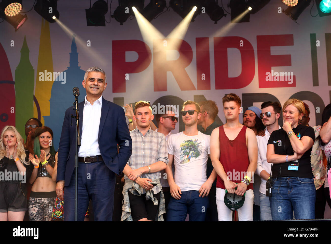 Londres, Reino Unido. El 25 de junio de 2016. Sadiq Khan, Alcalde de Londres, hablando en el Pride Parade de Londres en Londres, donde el tema es #nofilter Crédito: Paul Brown/Alamy Live News Foto de stock