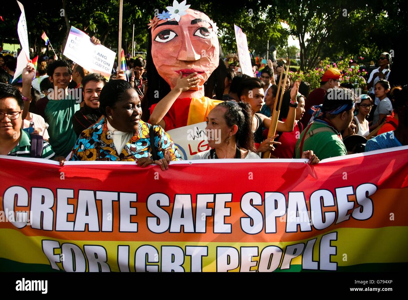 Filipinas. El 25 de junio, 2016. Los miembros de la comunidad LGBTQ participar en el 22º Desfile del Orgullo Gay celebrado en Manila. La marcha fue participado por miles de miembros LGBTQ que caminaba en solidaridad con el tema de este año, Let Love In. Crédito: J Gerard Seguia/Zuma alambre/Alamy Live News Foto de stock