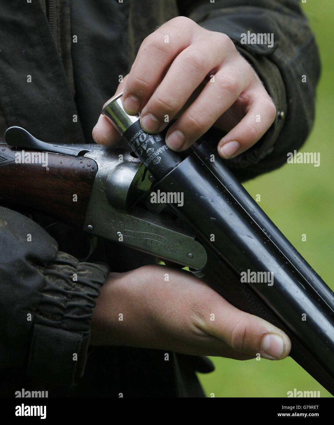 Un tirador de Grouse carga un cartucho en su escopeta cerca de Forest Lodge, Blair Atholl en la gloriosa Duodécima, que es el inicio oficial de la temporada de tiro de grouse. Foto de stock