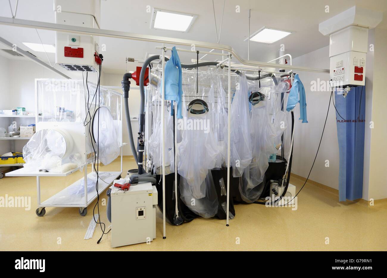 Un aparato de aislamiento de alto nivel en la Unidad de Enfermedades Infecciosas de Alta Seguridad del Royal Free Hospital, Hampstead, Londres. Foto de stock
