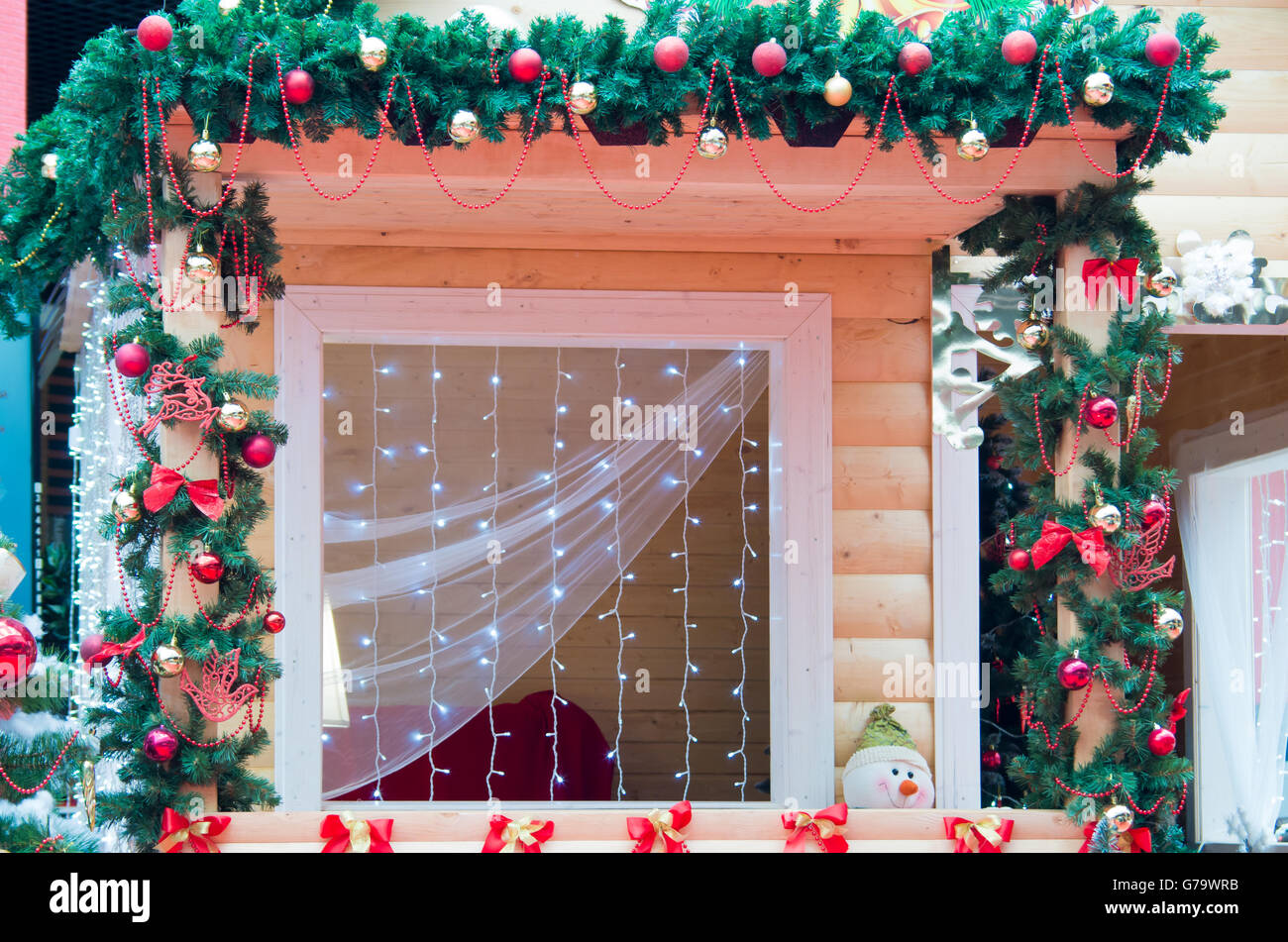 es suficiente Movimiento Bombardeo Ventana decorada en estilo navideño Navidad guirnaldas, cintas, lazos,  bolas de Navidad y ramas de abeto Fotografía de stock - Alamy