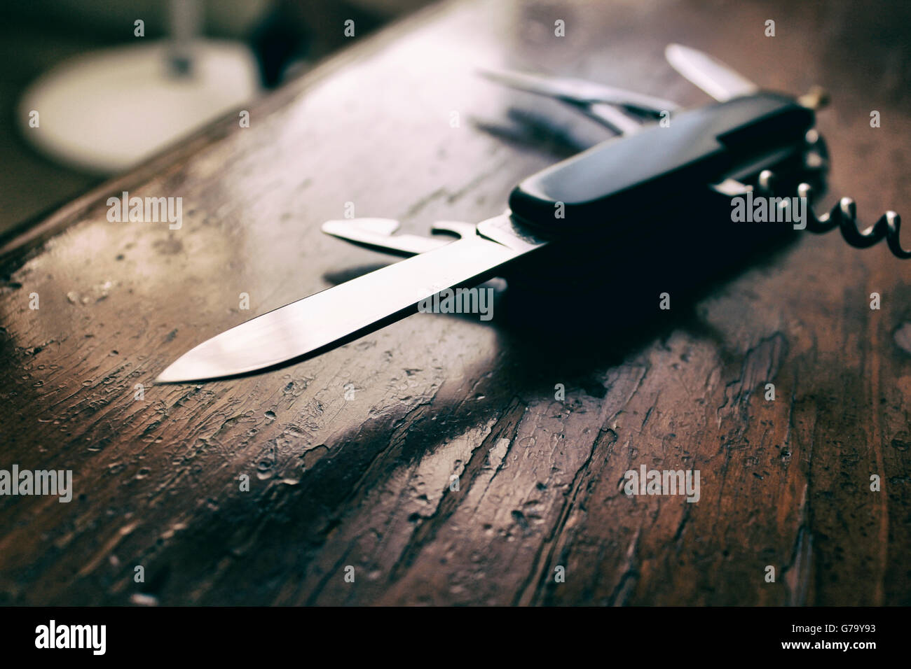 Fotografía de un cuchillo de estilo suizo. Foto de stock
