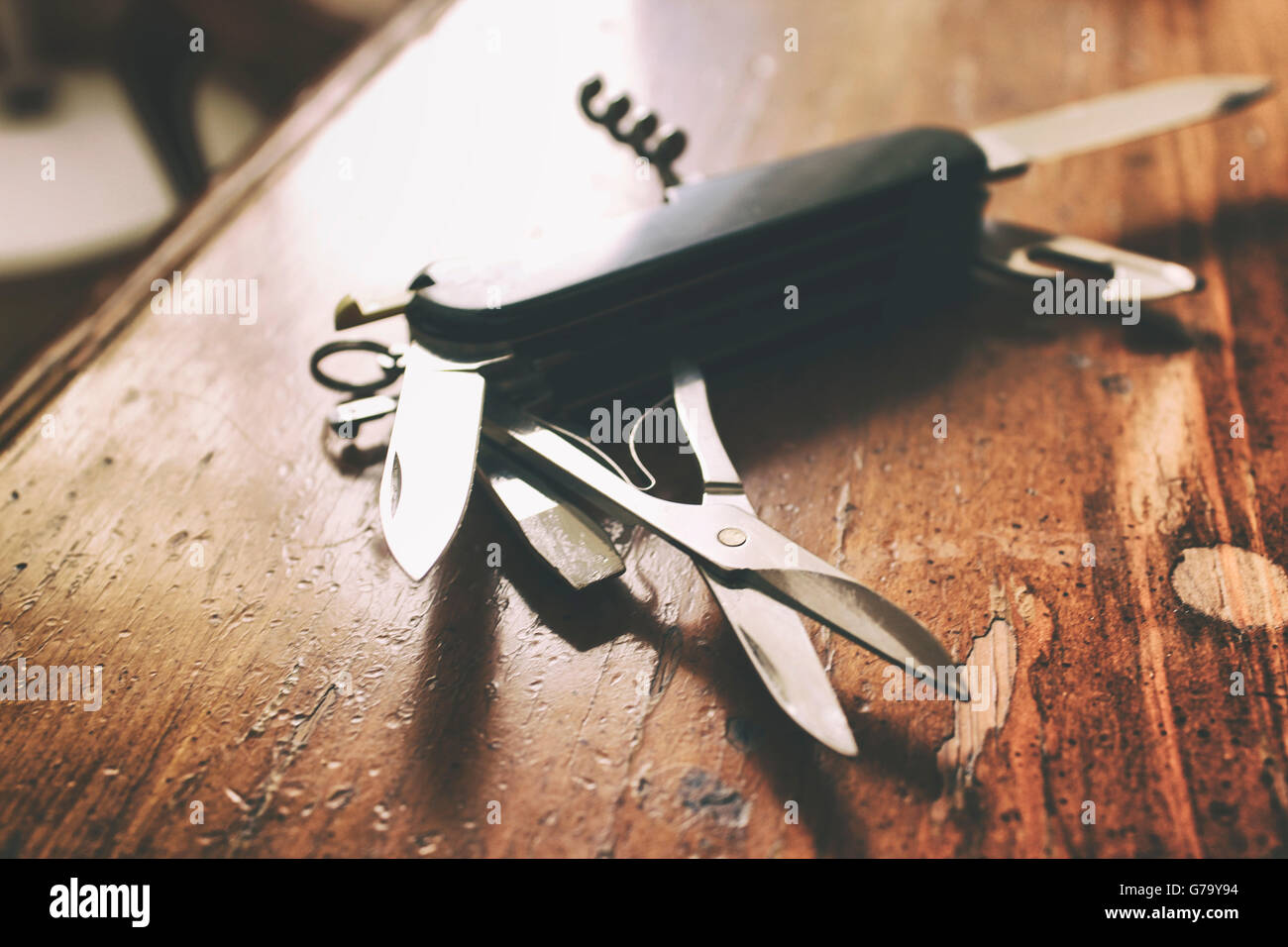 Fotografía de un cuchillo de estilo suizo. Foto de stock