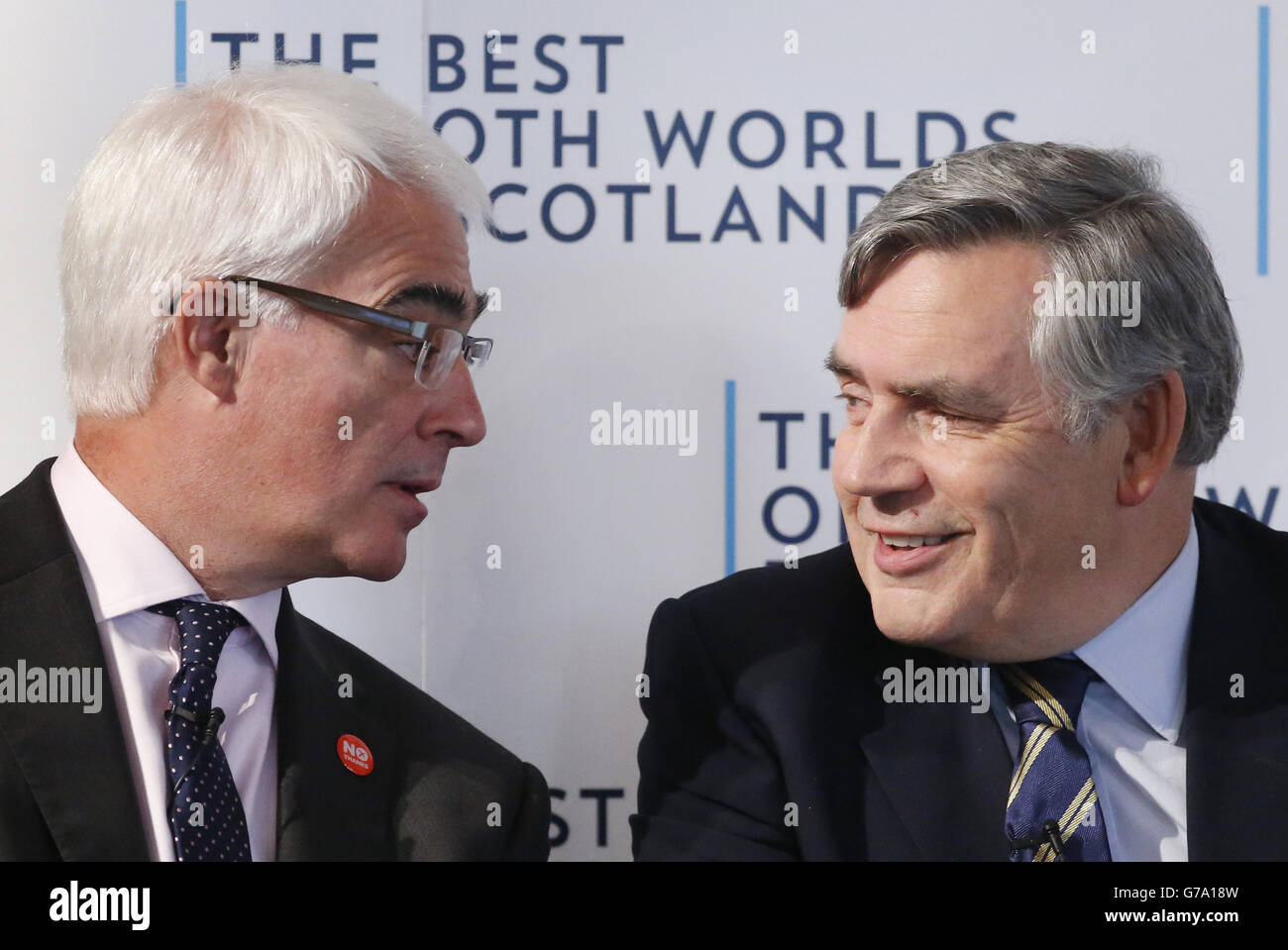 Alistair Darling y Gordon Brown durante un referéndum escocés Better Together en Marryat Hall en Dundee, Escocia. Foto de stock