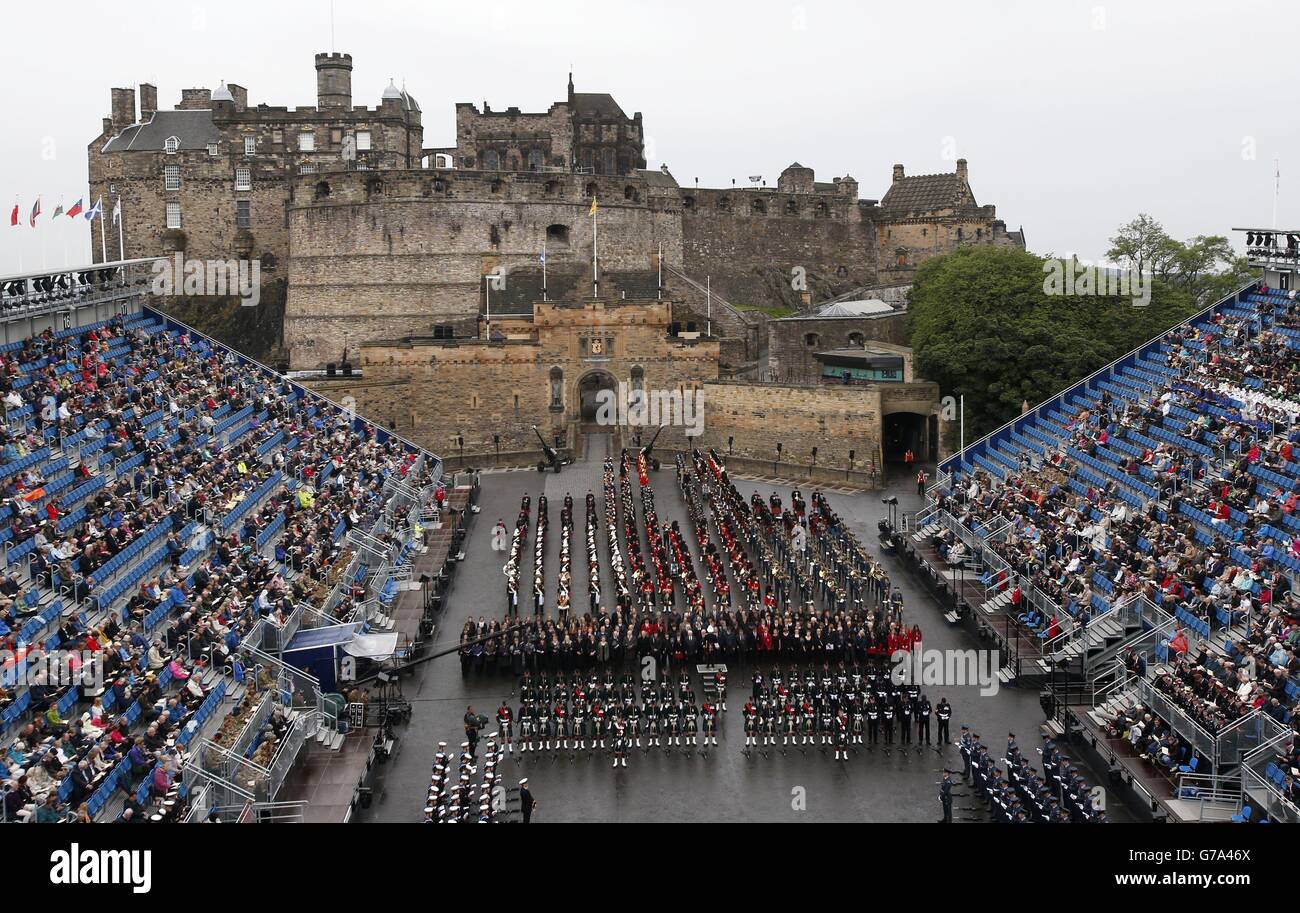 El servicio de la batería tiene lugar para conmemorar el centenario de la primera Guerra Mundial en el Castillo de Edimburgo. Foto de stock