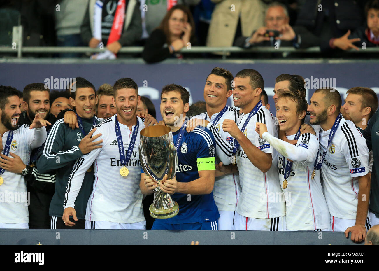 Angel di Maria (segunda a la izquierda), Sergio Ramos (segunda a la  izquierda), Iker Casillas (centro), Cristiano Ronaldo (cuarta a la  derecha), Pepe (tercera a la derecha), Luka Modric (segunda a la