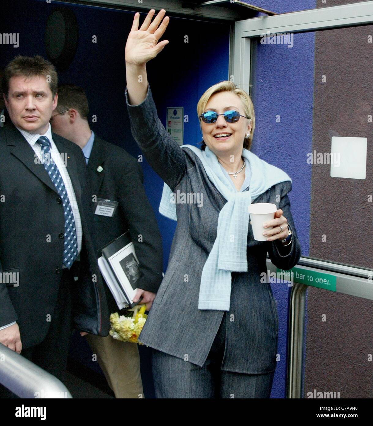Hillary, la esposa del ex presidente de los Estados Unidos Bill Clinton, se ha acercada a los que están en el Centro Clinton para la Paz Internacional en Enniskillen, Irlanda del Norte, mientras el par recorrió el centro, erigido en el lugar del bombardeo de Enniskillen 1987, que mató a 11 personas en un servicio del día del recuerdo. Foto de stock