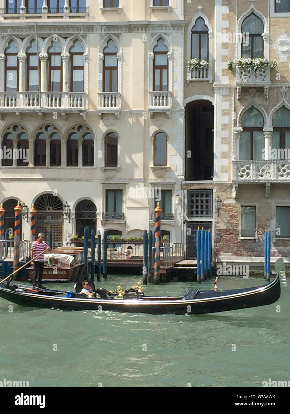 Venecia, Italia. Gondola pasando el Palazzo San Bernardo un Polo en el Grand Canal. Foto Tony Gale Foto de stock