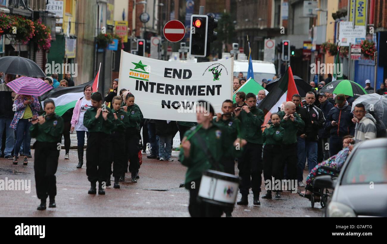 La policía ha separado a los manifestantes de bandera loyalista de un desfile republicano en el centro de Belfast, que ha pasado en gran medida pacíficamente. Foto de stock