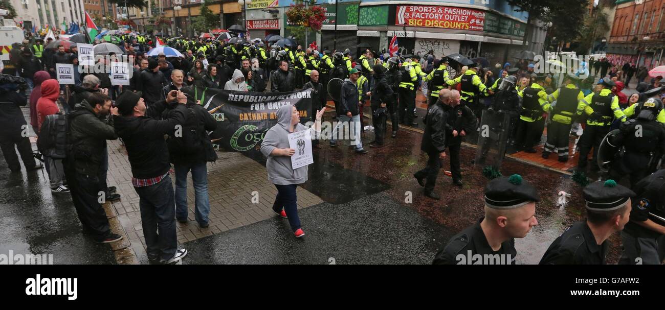 La policía separa a los manifestantes de la bandera lealista de un desfile republicano en el centro de la ciudad de Belfast, que ha fallecido en gran medida pacíficamente. Foto de stock