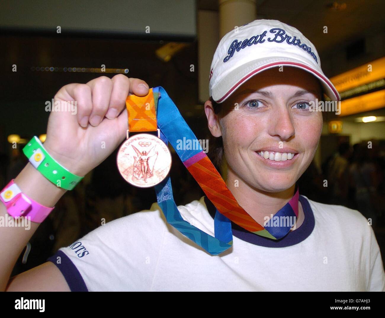 Jeanette Brakewell la medallista ecuestre de bronce de los Juegos Olímpicos de Atenas llega al aeropuerto de Heathrow. Foto de stock