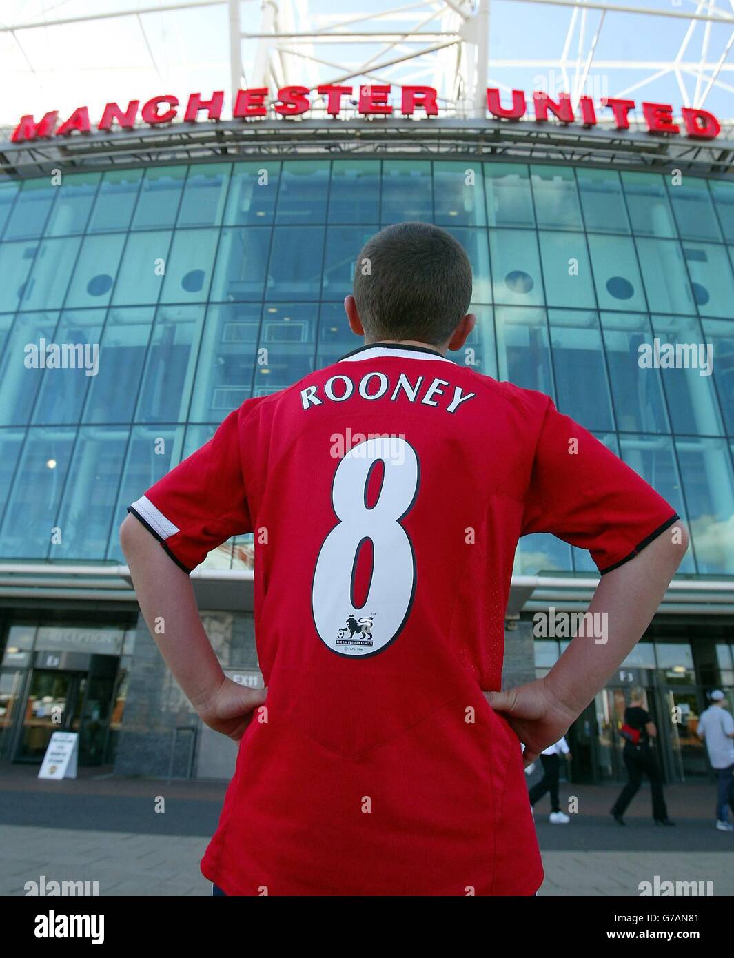 Jake Sheedy, fan del Manchester United, con su nueva camiseta Rooney 8 en  la parte delantera del estadio Old Trafford del Manchester United, después  de Inglaterra y el ex delantero del Everton,