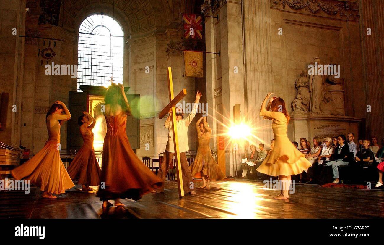 Un grupo de jóvenes bailarines de la Escuela Rambert de Ballet y Danza Contemporánea, actúan en el norte de la Catedral de San Pablo en la ciudad de Londres, antes de que la congregación asista al servicio nocturno. Foto de stock