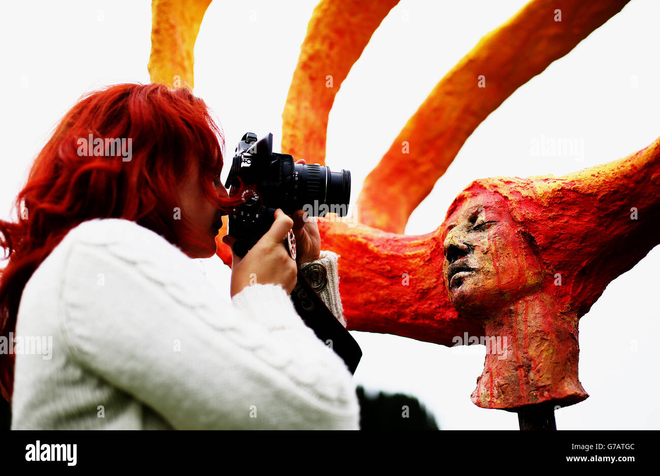 Elizaveta Komarova Fotografías 'Sunburst' de Ayelet Lalor por delante de la exposición Escultura en contexto 2014 que se abre este jueves. Foto de stock
