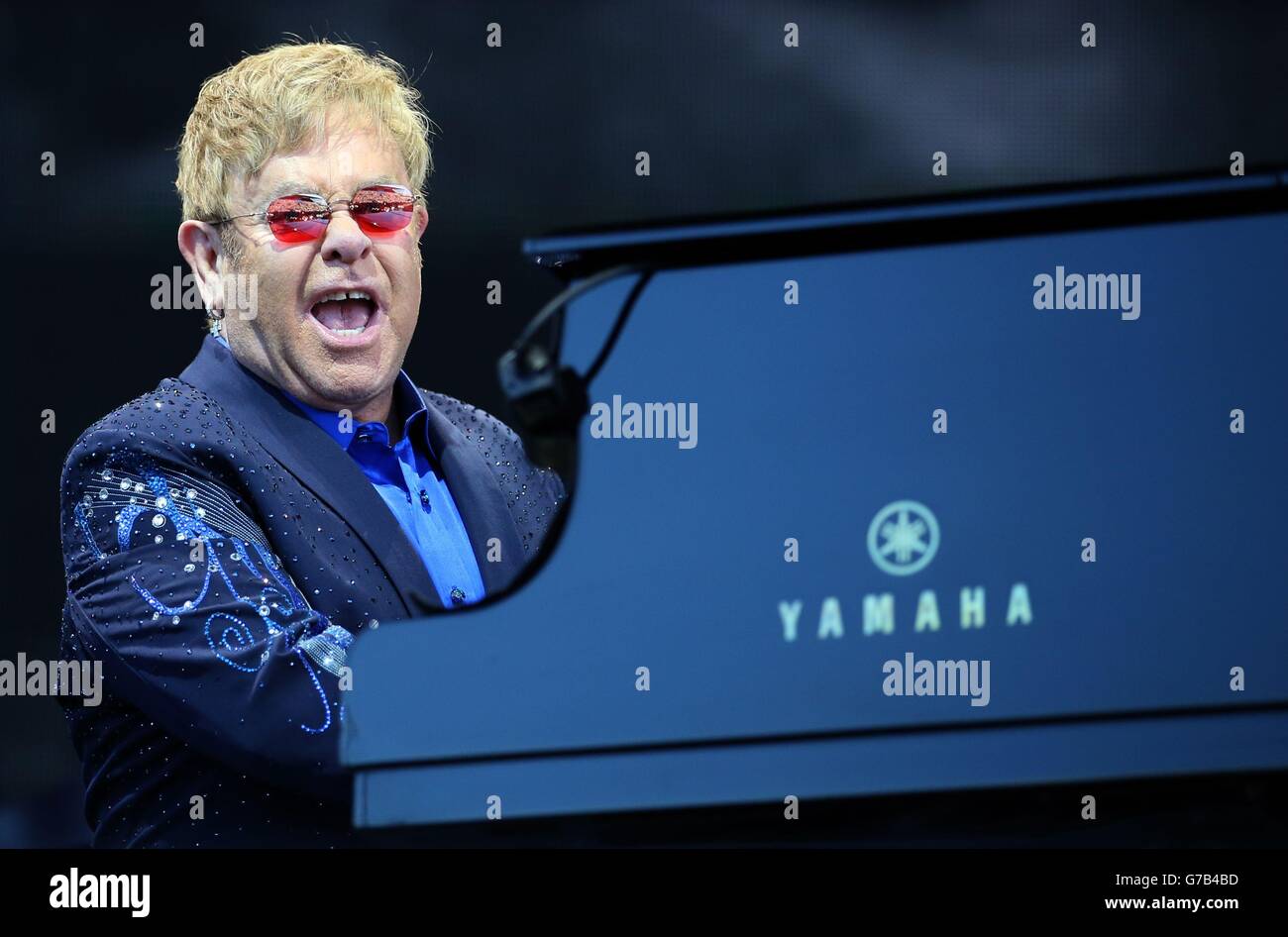 Elton John tocando en el escenario en un espectáculo especial al aire libre en el estadio Meadowbank de Edimburgo, durante su maravillosa Crazy Night Tour. Foto de stock