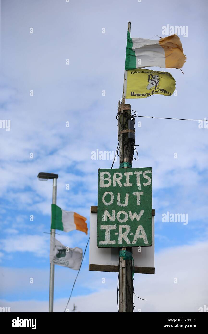 Señales republicanas disidentes en la zona de Bogside, en Derry, en el 20th aniversario de la cesación del fuego del IRA. Foto de stock