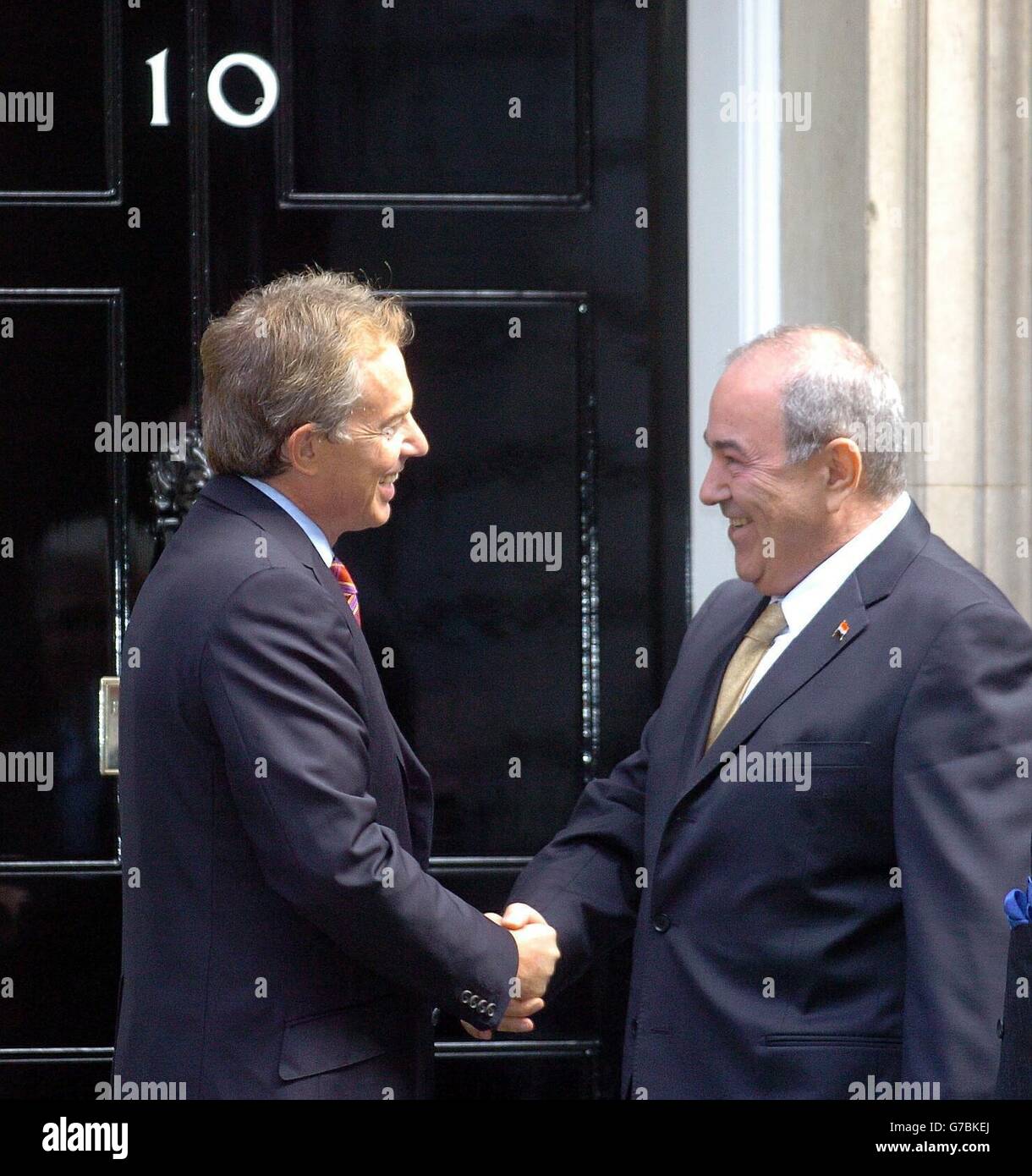 El primer Ministro británico Tony Blair saluda al primer Ministro iraquí Iyad Allawi en los escalones de la calle Downing 10, Londres. Es probable que las conversaciones de Downing Street se centren en si las elecciones en Irak pueden seguir siendo Adelante en enero, como estaba previsto, a pesar de la feroz violencia desatada en las últimas semanas. Su reunión se produce después de que el señor Blair haya rebajado las afirmaciones de que un año antes de la guerra le habían advertido que expulsaría a Sadam Husein del caos que podría seguir. Foto de stock