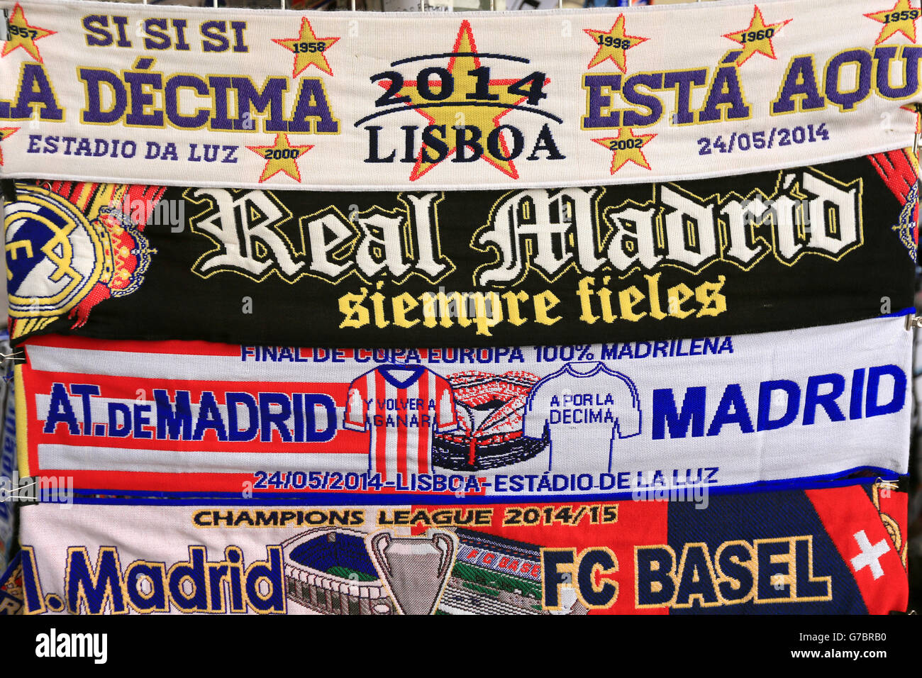 Bufandas del Real Madrid a la venta fuera del Santiago Bernabeu antes el  partido Fotografía de stock - Alamy