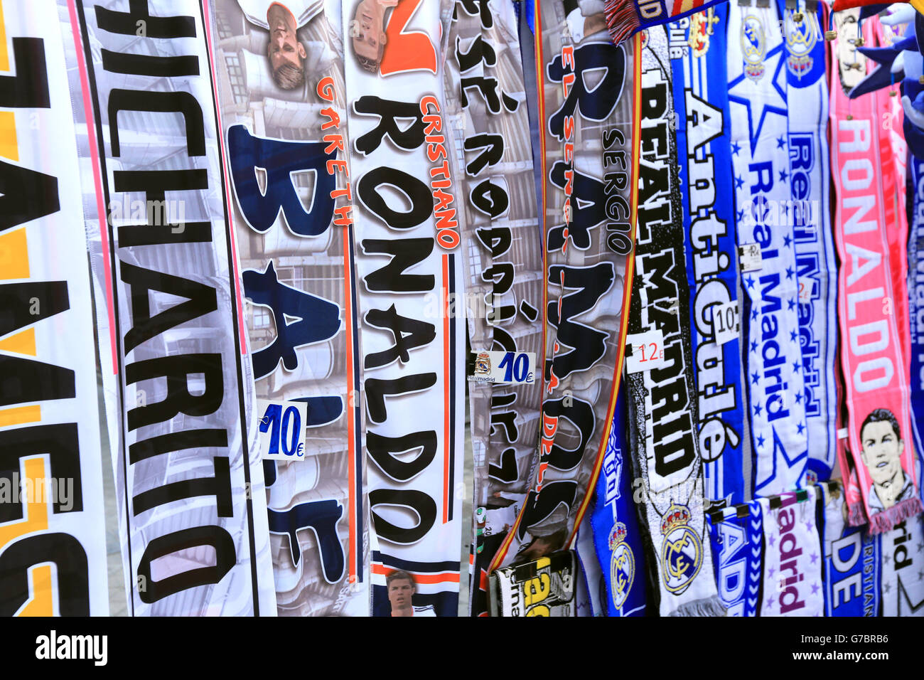 Bufandas del Real Madrid a venta fuera del Santiago Bernabeu antes el partido de stock - Alamy