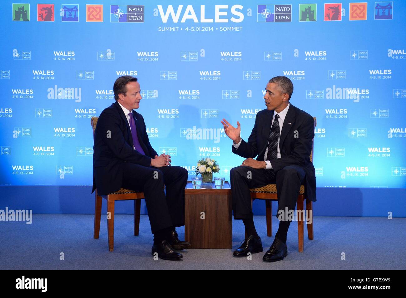 El primer ministro David Cameron celebra una reunión bilateral con el presidente de los Estados Unidos Obama el primer día de la cumbre de la OTAN de este año en Celtic Manor en Newport, al sur de Gales. Foto de stock